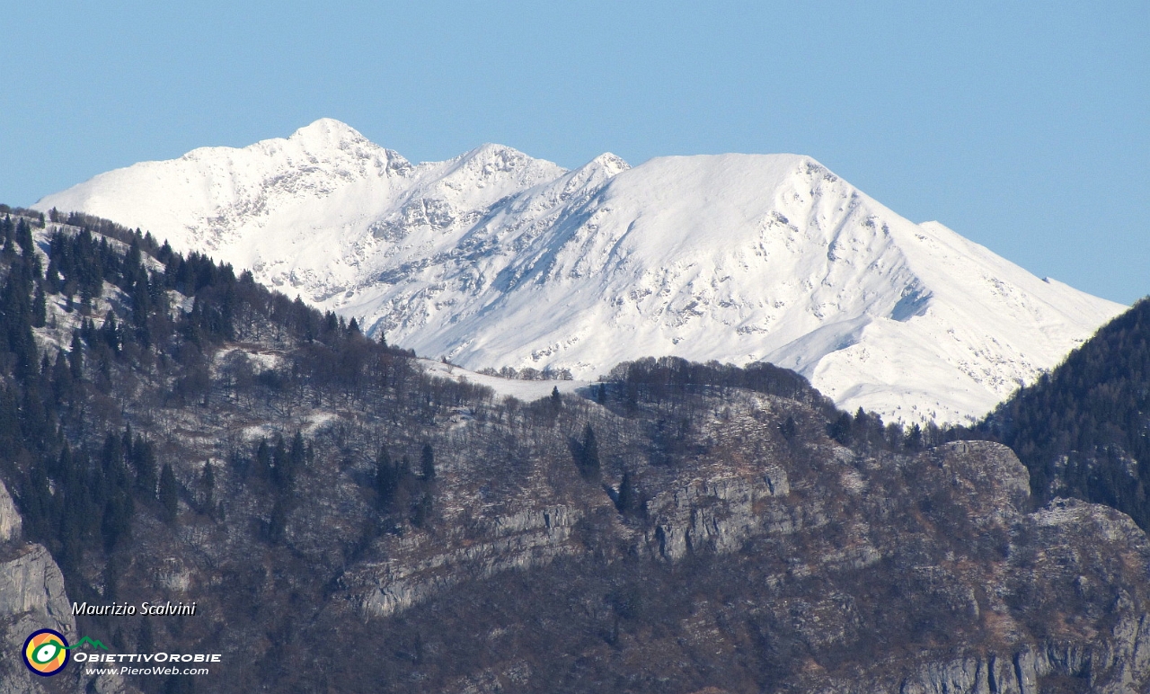 25 Il frequentatissimo Corno Stella, a destra il Chierico....JPG